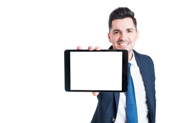 Веселый бизнесмен показывает экран современного планшета — стоковое фото