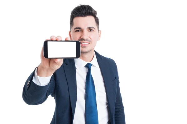 Joven empresario alegre sosteniendo teléfono inteligente con pantalla en blanco —  Fotos de Stock