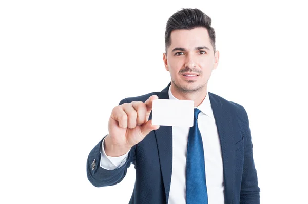 Portrét mladého podnikatele drží jeho bílá vizitka — Stock fotografie