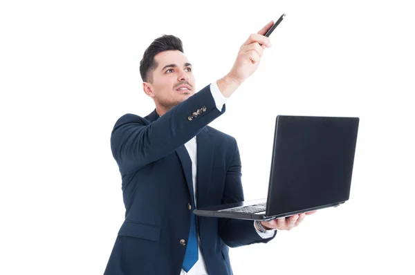 Portret van aantrekkelijke zakenman holding laptop en wijzen u — Stockfoto