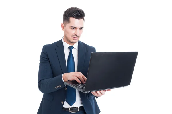 Retrato de hombre de negocios casual escribiendo correo electrónico en el ordenador portátil —  Fotos de Stock