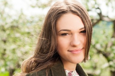 Gülümseyen ve doğanın keyfini portre sevimli genç kız