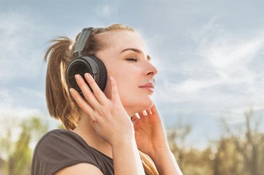 Headphon müzik zevk çekici kadın portresi kapatın
