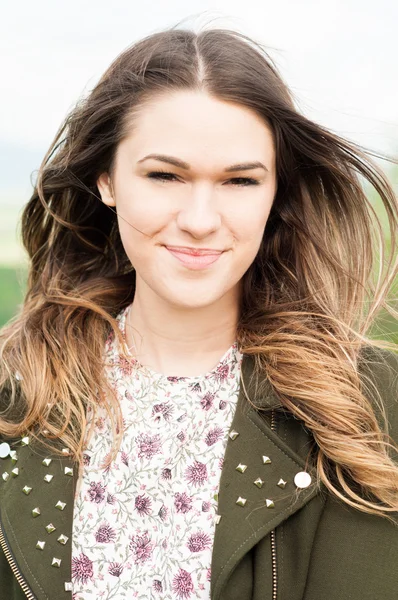 Retrato de una hermosa mujer sonriente pasando tiempo fuera en nat —  Fotos de Stock