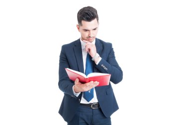 Bir kitap okumak ya da mütalaa dalgın işadamı portresi