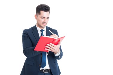 Yakışıklı genç işadamı bir defter üzerinde notlar yazma