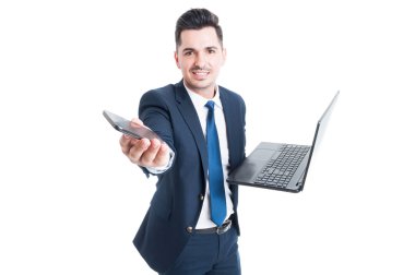 Mutlu satıcı laptop ve smartphone multitasking con olarak holding