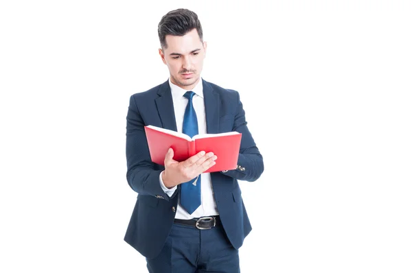 Joven abogado atractivo sosteniendo y leyendo un libro de leyes — Foto de Stock