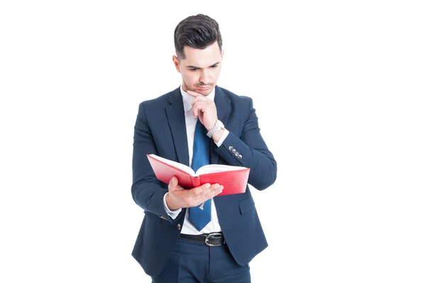 Retrato de um empresário pensativo lendo um livro ou estudando — Fotografia de Stock