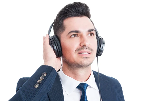 Close-up retrato de empresário bonito com fones de ouvido ouvir — Fotografia de Stock