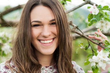 Dışarıda ilkbaharda doğa zevk neşeli genç kız 