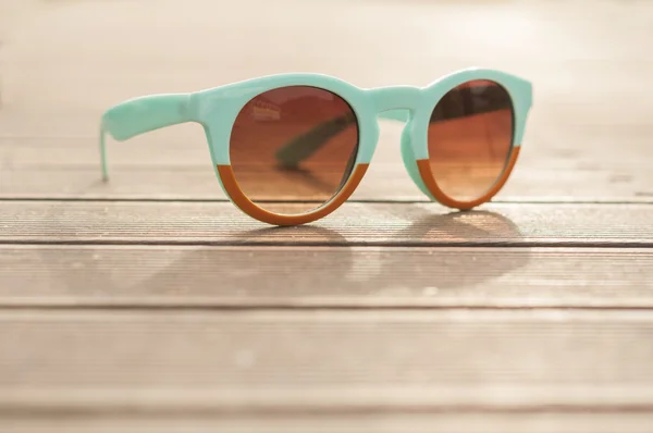 Vintage sunglasses on wooden desk outside in closeup view — Stock Photo, Image
