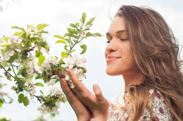 Printemps beauté fille profiter de la nature dans le jardin en fleurs — Photo