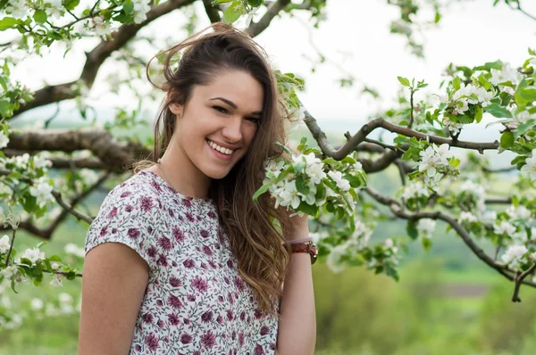 Jeune belle femme relaxante dans le jardin au milieu d'un arbre en fleurs — Photo