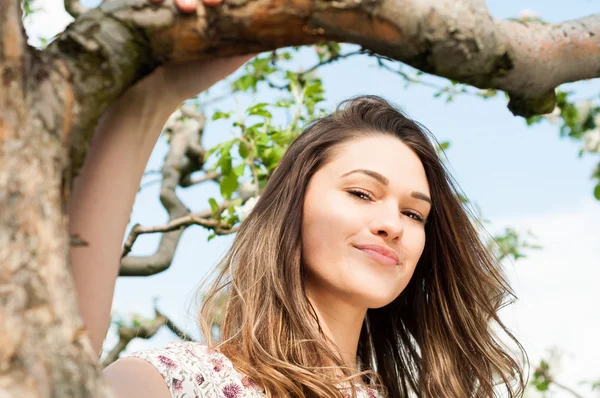 Lente meisje buiten portret in bloei appelbomen — Stockfoto