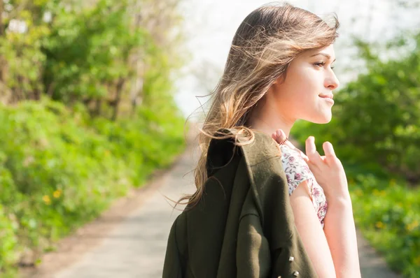 Attrayant jeune femme se détendre et marcher dans la nature — Photo