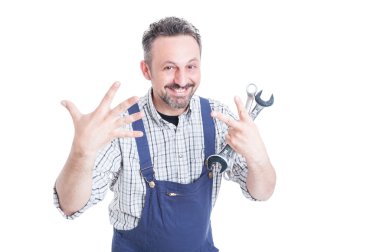 Gösterilen veya yedi sayma anahtar ile neşeli yakışıklı makinist