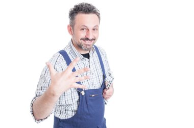 Mekanik aleti tutarak ve beş parmak gösterilen tamirci