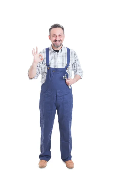 Trusthworthy mechanic showing ok gesture and smiling — Stock Photo, Image