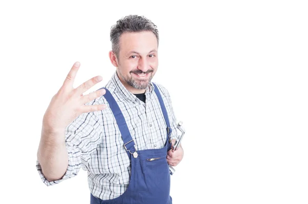 Retrato de joven mecánico alegre con el gesto número cuatro —  Fotos de Stock