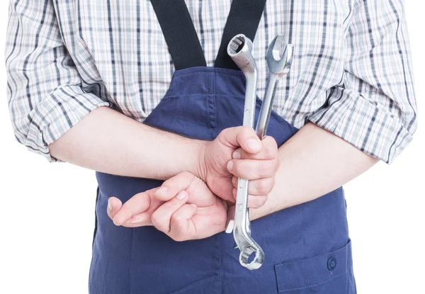 Achteraanzicht van monteur met spanner die geluk te wensen — Stockfoto