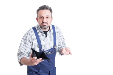 Üzülmüş mekanik elinde para ile cüzdan