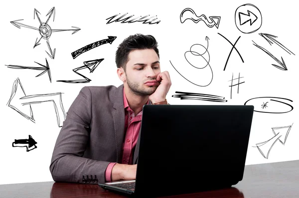 Młody biznesmen pracę na swoim laptopie i myślenia — Zdjęcie stockowe