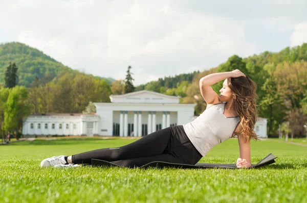 운동 하 고 공원에서 체조를 만드는 여자 — 스톡 사진