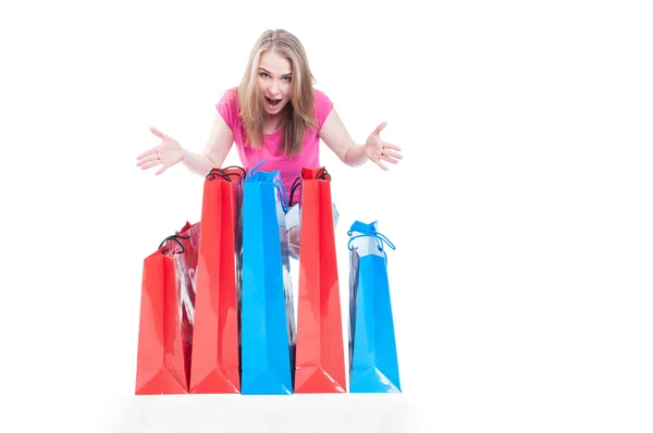 Mujer adicta a las compras alegre con muchos presentes o bolsas de compras — Foto de Stock