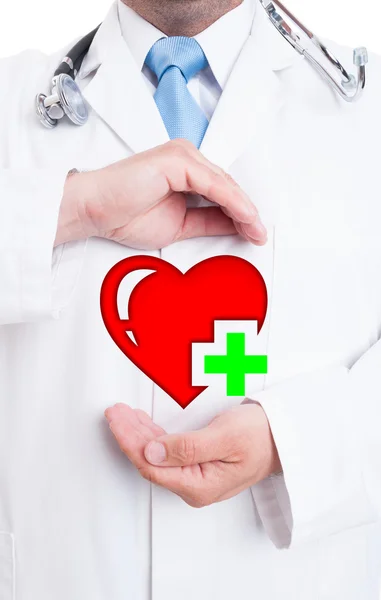 Концепция здорового сердца: молодой врач показывает цифровое сердце — стоковое фото