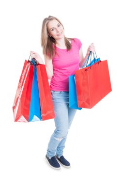 Alışveriş torbaları tutarak ve gülümseyen mutlu güzel kadın