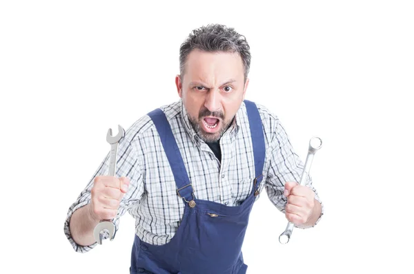 Mad reparador gritando y defendiendo con herramientas mecánicas — Foto de Stock