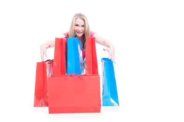 若い幸せの笑顔の女性の買い物袋でポーズ — ストック写真