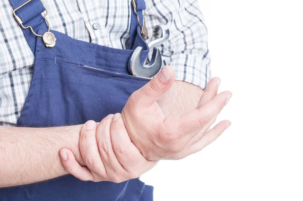 Close-up de reparador holdig seu pulso com dor — Fotografia de Stock