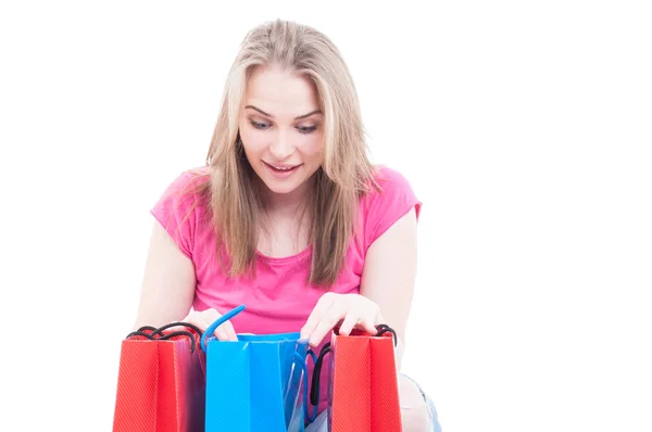 Retrato de cerca de la chica alegre mirando en una bolsa de regalo — Foto de Stock