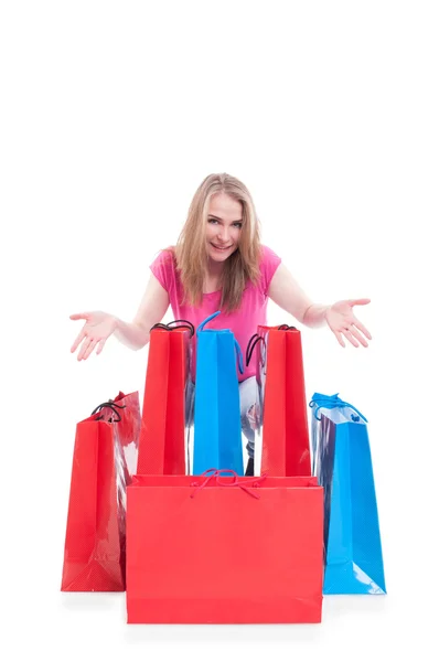 Renkli alışveriş torbaları yanında oturan neşeli güzel kadın — Stok fotoğraf