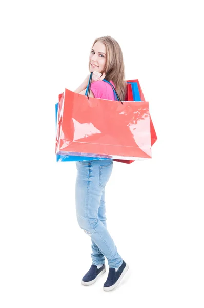 Feliz sonriente hembra sosteniendo bolsas de colores — Foto de Stock