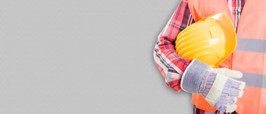 Profesyonel Oluşturucusu'nda sarı kask ile iş giysisi resmini