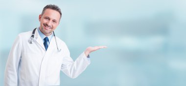 Bir şey onun avucunda tutan genç pozitif sağlık görevlisi