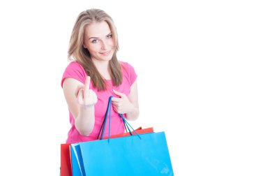 Genç Alışverişkoliğin alışveriş yaparken kaba bir jest yapıyor