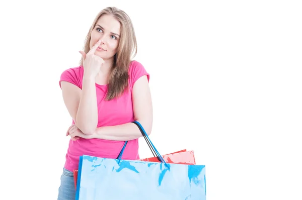 遊び心のある若い女性の買い物袋を運ぶと彼女の nos に触れる — ストック写真