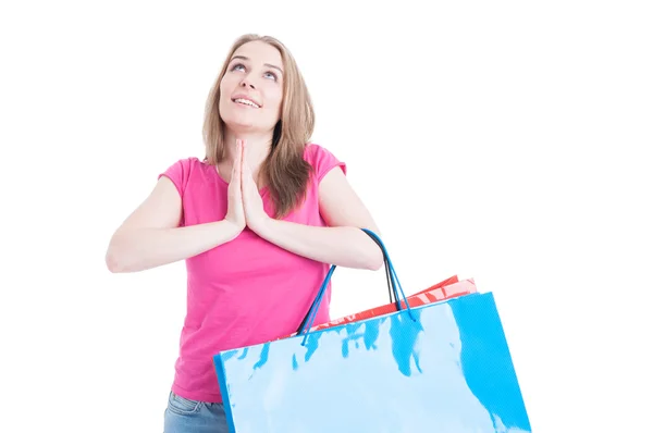 Felice shopaholic con borse colorate pregando — Foto Stock