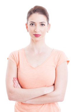 Güzel kadın portret geçti silah ve rahat t-shirt