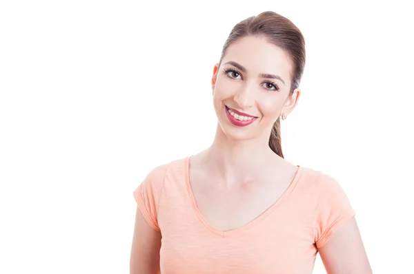 Jolie jeune femme souriante avec des orthèses dentaires — Photo