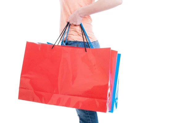 Vista lateral de la mujer que lleva grandes bolsas de compras — Foto de Stock