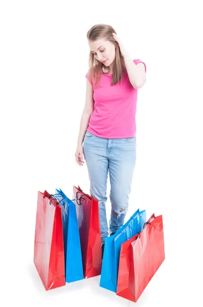 Joven chica comprador mirando sus nuevas compras — Foto de Stock