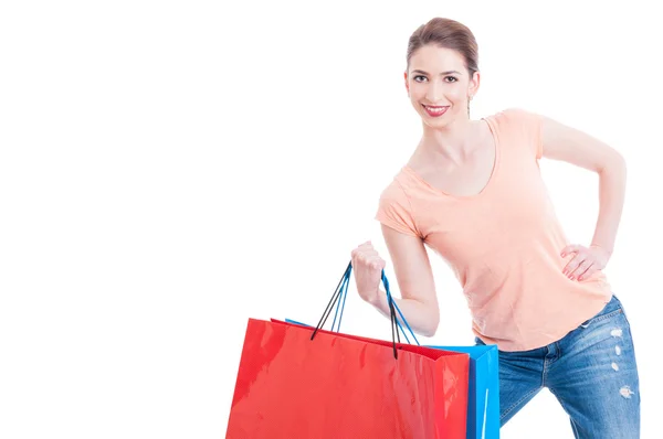 Sterke lachende winkelen vrouw houden geschenk zakken — Stockfoto