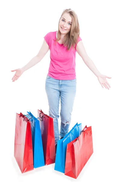 Cliente mujer feliz mostrando lo que estaba comprando — Foto de Stock