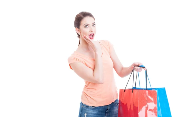 Mujer sorprendida y emocionada sosteniendo bolsas de compras —  Fotos de Stock