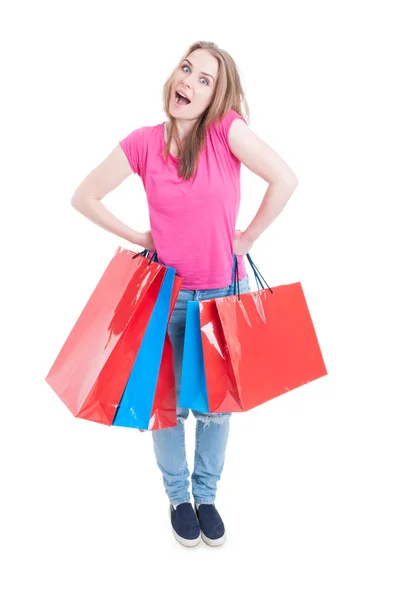 Vriendelijke vrolijk meisje stond met de mond open en houdt tassen — Stockfoto